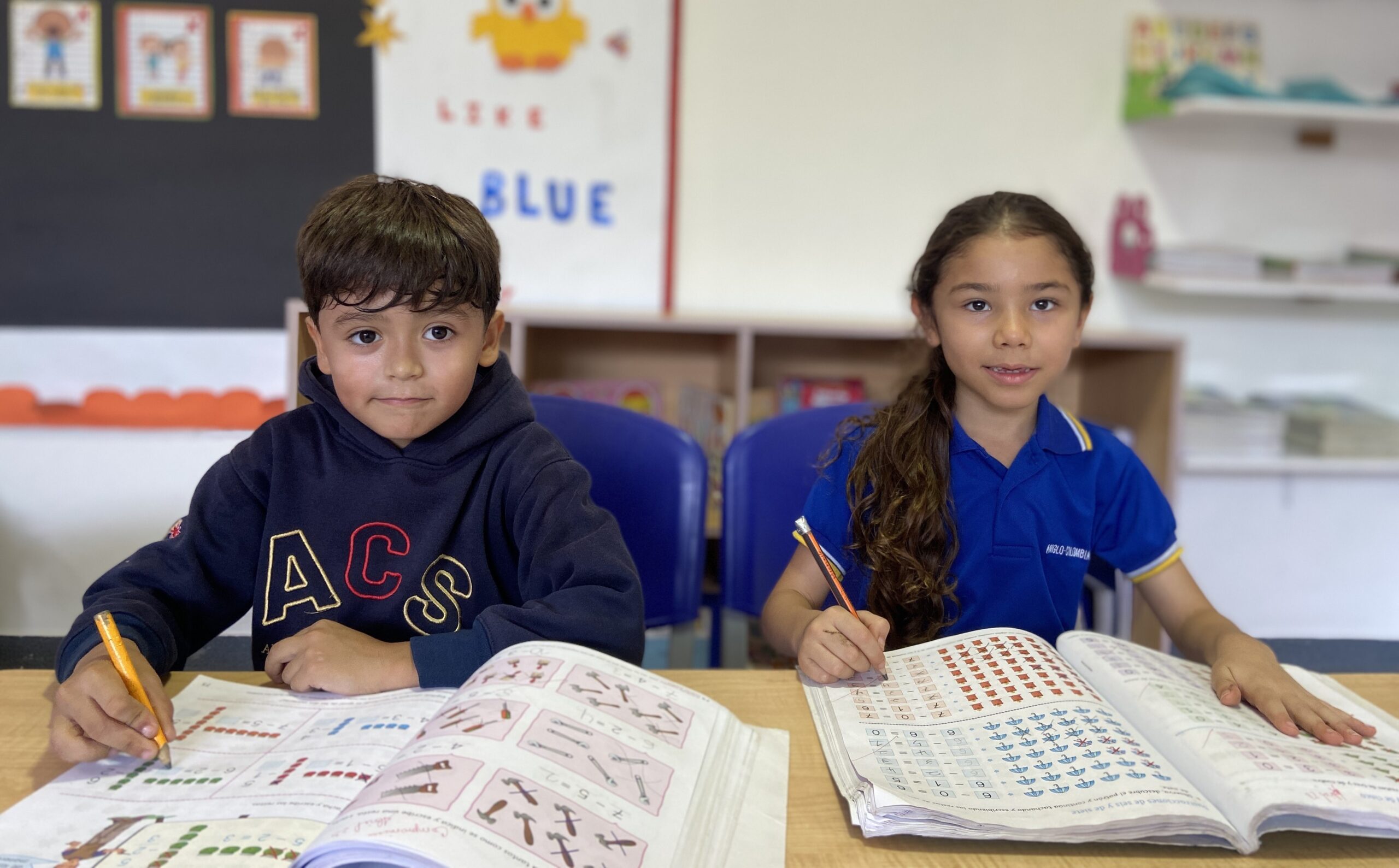 Estudiantes en clase — Anglo Colombia School